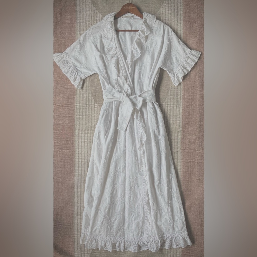Elegant White Lace Trim Robe